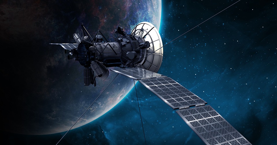 Divers satellites gravitent autour de la Terre, dont ceux de SpaceX d'Elon Musk.